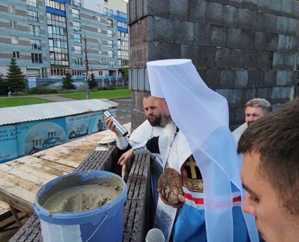Митрополит Вениамин совершил закладку памятной капсулы