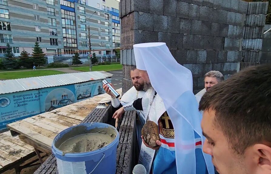 Митрополит Вениамин совершил закладку памятной капсулы